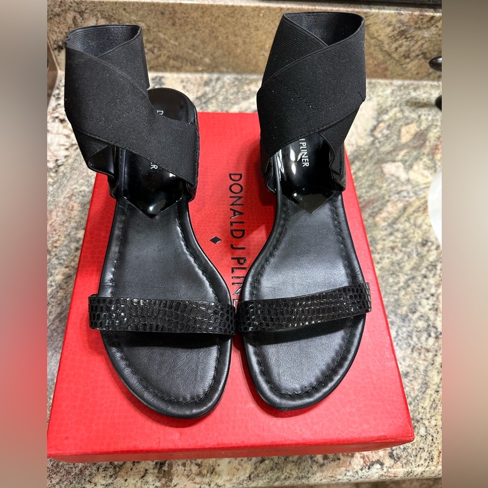 DONALD J PLINER EEVA BLACK EMBOSSED LEATHER SANDALS SIZE 9N